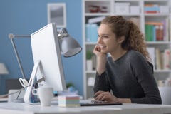 Молодая женщина используя компьютер в офисе стоковые фото Молодая женщина используя компьютер в офисе стоковые фото