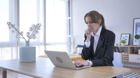 Молодая женщина кашляя на работе в офисе, кашле стоковые фото Молодая женщина кашляя на работе в офисе, кашле стоковые фото