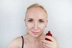 Молодая женщина кладет маску геля на ее сторону Забота для маслообразного, кожа проблемы стоковое фото Молодая женщина кладет маску геля на ее сторону Забота для маслообразного, кожа проблемы стоковое фото