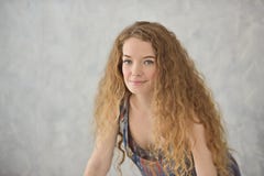 Молодая женщина кладя в ванну Relaxed время стоковые изображения rf Молодая женщина кладя в ванну Relaxed время стоковые изображения rf