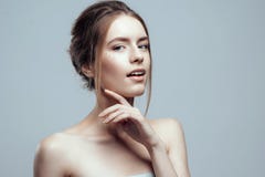 Молодая женщина конца-вверх красивая с чистой свежей кожей касается ее стороне Естественная красота и курорт стоковая фотография Молодая женщина конца-вверх красивая с чистой свежей кожей касается ее стороне Естественная красота и курорт стоковая фотография