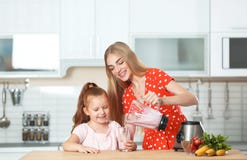 Молодая женщина лить очень вкусный молочный коктейль в стекло стоковые изображения rf Молодая женщина лить очень вкусный молочный коктейль в стекло стоковые изображения rf