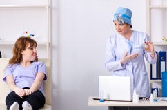 Молодая женщина навещая женский otolaryngologist доктора стоковые фотографии rf Молодая женщина навещая женский otolaryngologist доктора стоковые фотографии rf