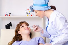Молодая женщина навещая женский otolaryngologist доктора стоковая фотография rf Молодая женщина навещая женский otolaryngologist доктора стоковая фотография rf