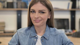 Молодая женщина отказывая путем трясти голову, нет Молодая женщина отказывая путем трясти голову, нет