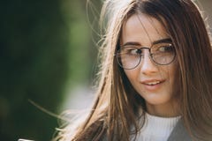 Молодая женщина отправляя SMS или используя смартфону стоковые фото Молодая женщина отправляя SMS или используя смартфону стоковые фото