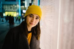 Молодая женщина полагается на загоренном плане отклонения Перемещени стоковое изображение Молодая женщина полагается на загоренном плане отклонения Перемещени стоковое изображение