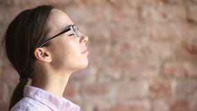 Молодая женщина практикуя дышающ свежим воздухом работает, принимающ глубокий вдох Молодая женщина практикуя дышающ свежим воздухом работает, принимающ глубокий вдох