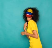 Молодая женщина при флаг Колумбии покрашенный на ее стороне стоковая фотография Молодая женщина при флаг Колумбии покрашенный на ее стороне стоковая фотография