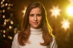 Молодая женщина с светами рождества стоковые изображения rf Молодая женщина с светами рождества стоковые изображения rf