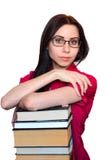 Молодая женщина с стеклами и стогом книг изолированных на белой предпосылке стоковые изображения Молодая женщина с стеклами и стогом книг изолированных на белой предпосылке стоковые изображения