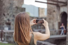 Молодая женщина фотографирует замок стоковые изображения rf Молодая женщина фотографирует замок стоковые изображения rf