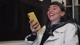 Молодая женщина хипстера беседуя на смартфоне сидя публично переход, steadicam сняла Молодая женщина получает хорошие новости акции видеоматериалы Молодая женщина хипстера беседуя на смартфоне сидя публично переход, steadicam сняла Молодая женщина получает хорошие новости акции видеоматериалы