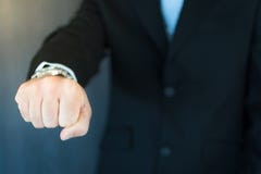 Молодая исполнительная власть расширяя его нагнетать руки и кулака стоковые изображения rf Молодая исполнительная власть расширяя его нагнетать руки и кулака стоковые изображения rf