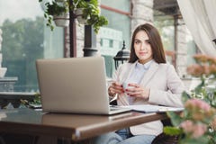Молодая коммерсантка outdoors работая с компьтер-книжкой стоковые изображения Молодая коммерсантка outdoors работая с компьтер-книжкой стоковые изображения