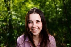 Молодая красивая freckled зелен-наблюданная смеясь над женщина с здоровой стоковые изображения Молодая красивая freckled зелен-наблюданная смеясь над женщина с здоровой стоковые изображения