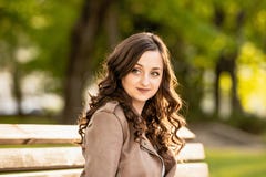 Молодая красивая белая женщина с курчавыми каштановыми волосами, стоковое фото Молодая красивая белая женщина с курчавыми каштановыми волосами, стоковое фото