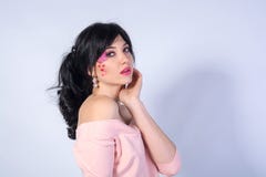Молодая красивая женщина с покрашенным сердцем на ее щеке Стоковое фото RF Молодая красивая женщина с покрашенным сердцем на ее щеке Стоковое фото RF