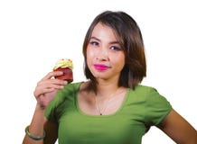 Молодая красивая и счастливая испанская женщина есть вкусное и очень вкусное желтое слащавое пирожное представляя на изолированно стоковая фотография Молодая красивая и счастливая испанская женщина есть вкусное и очень вкусное желтое слащавое пирожное представляя на изолированно стоковая фотография