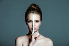 молодая красивая предназначенная для подростков девушка с творческой белой линией искусства тела на стороне показывая знак hush, стоковое фото rf молодая красивая предназначенная для подростков девушка с творческой белой линией искусства тела на стороне показывая знак hush, стоковое фото rf