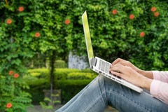 Молодая красивая работа женщины внешняя в общественном парке компьтер-книжка outdoors работая Подрезанное изображение женской дея стоковое изображение rf Молодая красивая работа женщины внешняя в общественном парке компьтер-книжка outdoors работая Подрезанное изображение женской дея стоковое изображение rf