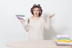 Молодая милая домохозяйка Женщина на белой предпосылке Концепция домоустройства Скопируйте космос для рекламы стоковые изображения rf Молодая милая домохозяйка Женщина на белой предпосылке Концепция домоустройства Скопируйте космос для рекламы стоковые изображения rf