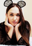 Молодая милая женщина брюнет нося сексуальные уши мыши шнурка, кладя Стоковая Фотография Молодая милая женщина брюнет нося сексуальные уши мыши шнурка, кладя Стоковая Фотография