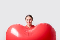 Молодая милая женщина держа воздушный шар сердца форменный Принципиальная схема дня ` s Валентайн стоковая фотография rf Молодая милая женщина держа воздушный шар сердца форменный Принципиальная схема дня ` s Валентайн стоковая фотография rf