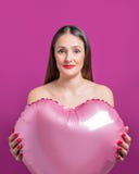 Молодая милая женщина держа воздушный шар сердца форменный Принципиальная схема дня ` s Валентайн стоковые изображения rf Молодая милая женщина держа воздушный шар сердца форменный Принципиальная схема дня ` s Валентайн стоковые изображения rf
