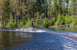 Молодая милая тонкая женщина брюнет в wakeboard катания мокрой одежды дальше стоковое фото rf Молодая милая тонкая женщина брюнет в wakeboard катания мокрой одежды дальше стоковое фото rf