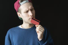 Молодая мужская кредитная карточка и мечта владением где потратить деньги f стоковое фото rf Молодая мужская кредитная карточка и мечта владением где потратить деньги f стоковое фото rf