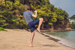 Молодая мужская разработка на пляже, sporty человеке делая тренировки стоковое фото Молодая мужская разработка на пляже, sporty человеке делая тренировки стоковое фото