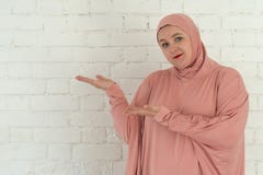 Молодая мусульманская женщина в розовых одеждах hijab изолированных на белой предпосылке Концепция образа жизни людей религиозная стоковое фото Молодая мусульманская женщина в розовых одеждах hijab изолированных на белой предпосылке Концепция образа жизни людей религиозная стоковое фото