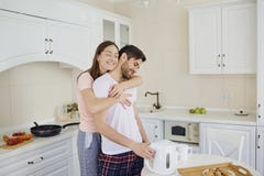 Молодая пара имеет завтрак на таблице в кухне стоковые фотографии rf Молодая пара имеет завтрак на таблице в кухне стоковые фотографии rf