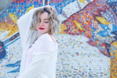 Молодая привлекательная freckled женщина с красными губами в белый представлять вскользь одежд идя в улице стоковое фото rf Молодая привлекательная freckled женщина с красными губами в белый представлять вскользь одежд идя в улице стоковое фото rf