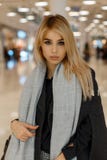 Молодая привлекательная модель женщины в роскошном ультрамодном винтажном винтажном пальто с модным теплым шарфом идет ходить по стоковые изображения rf Молодая привлекательная модель женщины в роскошном ультрамодном винтажном винтажном пальто с модным теплым шарфом идет ходить по стоковые изображения rf