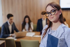 Молодая привлекательная стильная девушка работника офиса в стеклах с стоковое фото rf Молодая привлекательная стильная девушка работника офиса в стеклах с стоковое фото rf
