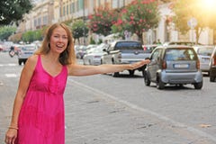 Молодая романтичная девушка в платье лета розовом останавливает машину девушка стоковые изображения rf Молодая романтичная девушка в платье лета розовом останавливает машину девушка стоковые изображения rf