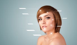 Молодая сексуальная девушка с стрелками лицевой обработки современными Стоковые Изображения RF Молодая сексуальная девушка с стрелками лицевой обработки современными Стоковые Изображения RF