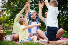 Молодая семья с детьми имея потеху в природе стоковое фото rf Молодая семья с детьми имея потеху в природе стоковое фото rf