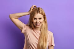 Молодая сердитая frustarted женщина царапая голову с рукой стоковые изображения rf Молодая сердитая frustarted женщина царапая голову с рукой стоковые изображения rf