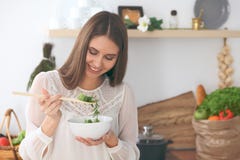 Молодая счастливая женщина варя в кухне Здоровая еда, образ жизни и кулинарная концепция стоковое изображение Молодая счастливая женщина варя в кухне Здоровая еда, образ жизни и кулинарная концепция стоковое изображение