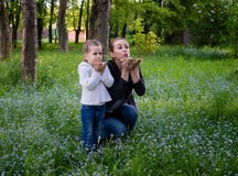 Молодая тонкая мать и пятилетняя дочь отправляют поцелуй стоковые фото Молодая тонкая мать и пятилетняя дочь отправляют поцелуй стоковые фото