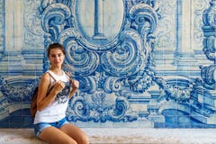 Молодая туристская женщина представляя около португалки Azulejos в Лиссабоне Стоковые Фотографии RF Молодая туристская женщина представляя около португалки Azulejos в Лиссабоне Стоковые Фотографии RF