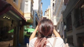 Молодая туристская женщина фотографируя улицы Istambul используя мобильный телефон индюк 4K Slowmotion акции видеоматериалы Молодая туристская женщина фотографируя улицы Istambul используя мобильный телефон индюк 4K Slowmotion акции видеоматериалы