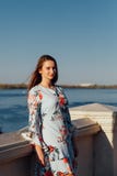 Молодая элегантная девушка в голубом платье стоковая фотография Молодая элегантная девушка в голубом платье стоковая фотография