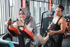 Молодое мусульманское hijab женщины делая заднюю ногу отжимает Стоковые Фото Молодое мусульманское hijab женщины делая заднюю ногу отжимает Стоковые Фото