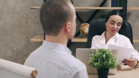 Молодое собеседование для приема на работу удерживания бизнес-леди с потенциальным работником Молодое собеседование для приема на работу удерживания бизнес-леди с потенциальным работником
