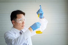Молодой женский ученый стоя в работнике лаборатории делая медицинский res стоковые фото Молодой женский ученый стоя в работнике лаборатории делая медицинский res стоковые фото