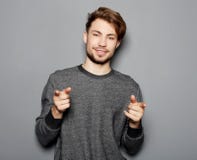 Молодой и красивый бизнесмен указывая вверх с его пальцем стоковое фото rf Молодой и красивый бизнесмен указывая вверх с его пальцем стоковое фото rf